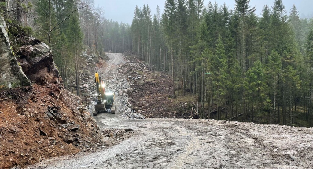 Kupert, bratt og mye fjell og blokker.